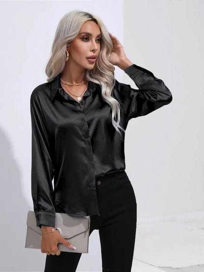 "Elegante satijnen blouse voor dames met glanzende afwerking en lange mouwen, perfect voor zakelijke en avondoutfits."
