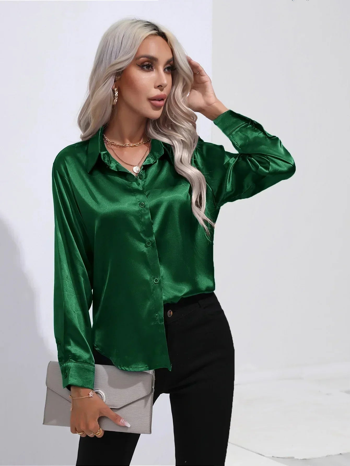 "Elegante satijnen blouse voor dames met glanzende afwerking en lange mouwen, perfect voor zakelijke en avondoutfits."