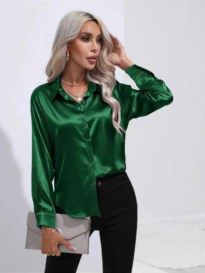 "Elegante satijnen blouse voor dames met glanzende afwerking en lange mouwen, perfect voor zakelijke en avondoutfits."