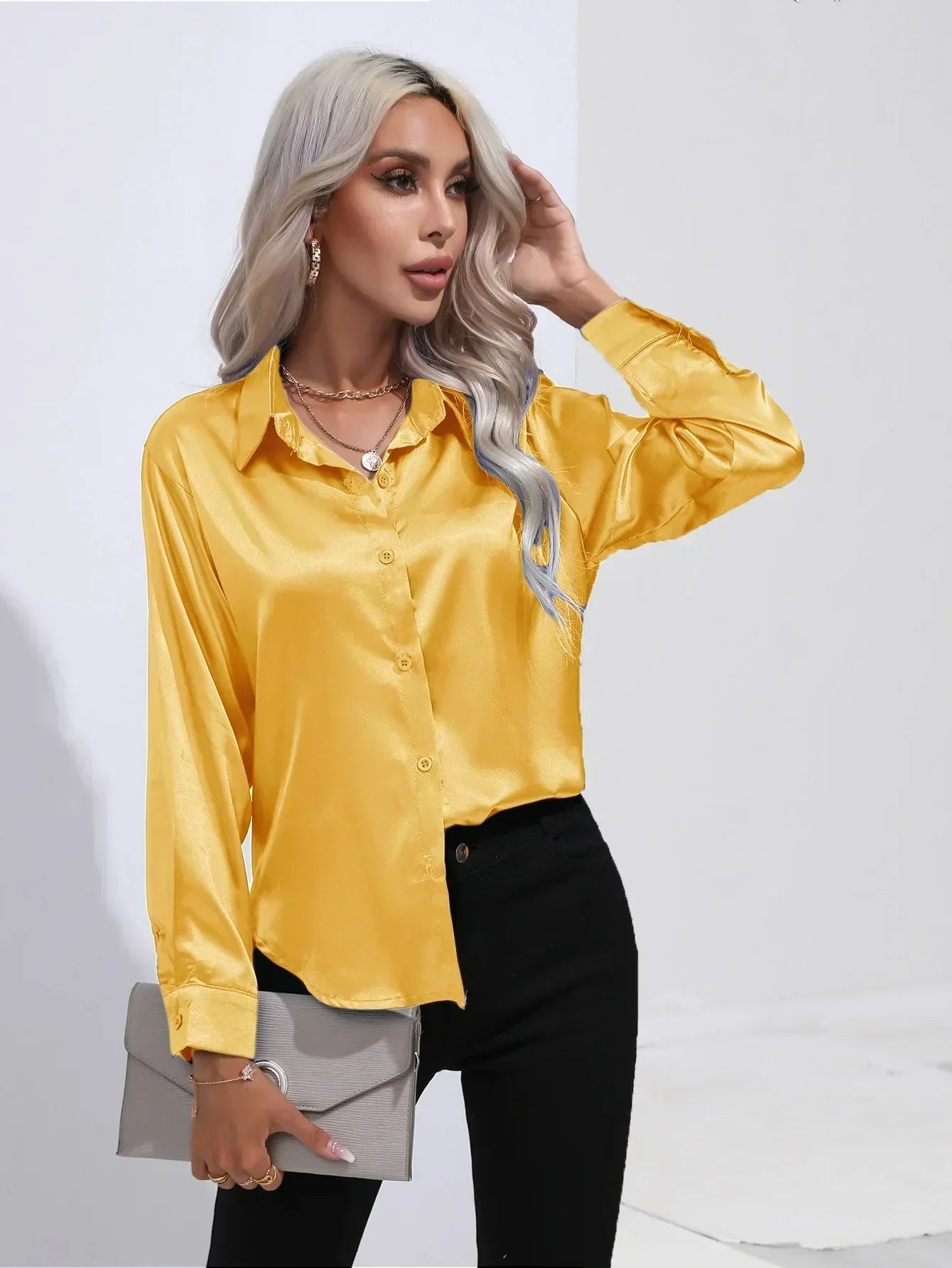 "Elegante satijnen blouse voor dames met glanzende afwerking en lange mouwen, perfect voor zakelijke en avondoutfits."