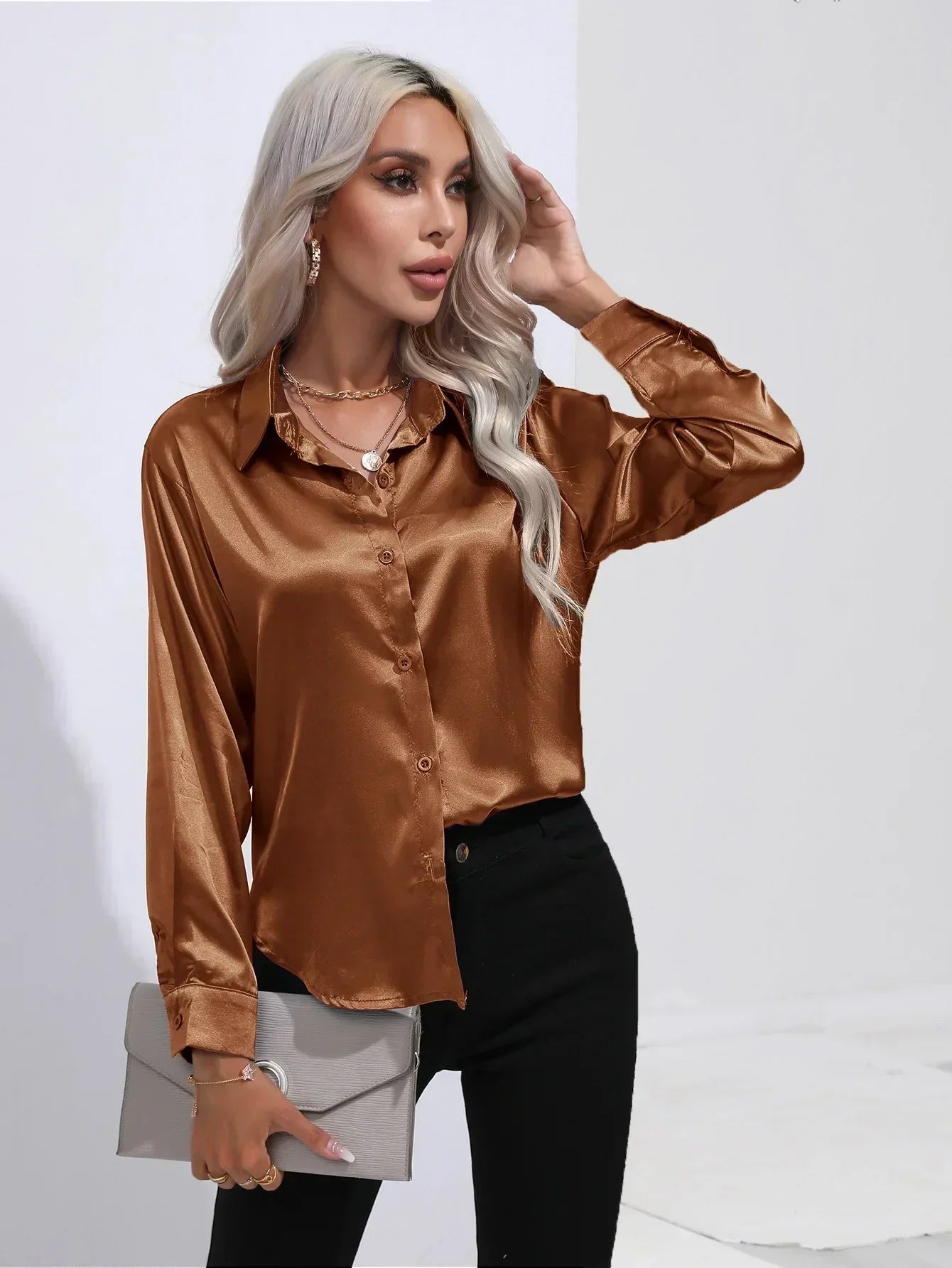 "Elegante satijnen blouse voor dames met glanzende afwerking en lange mouwen, perfect voor zakelijke en avondoutfits."