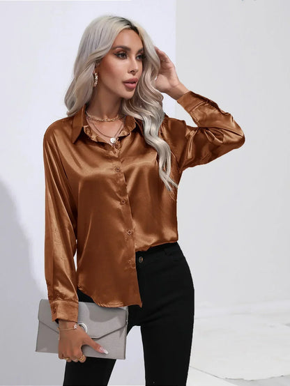 "Elegante satijnen blouse voor dames met glanzende afwerking en lange mouwen, perfect voor zakelijke en avondoutfits."