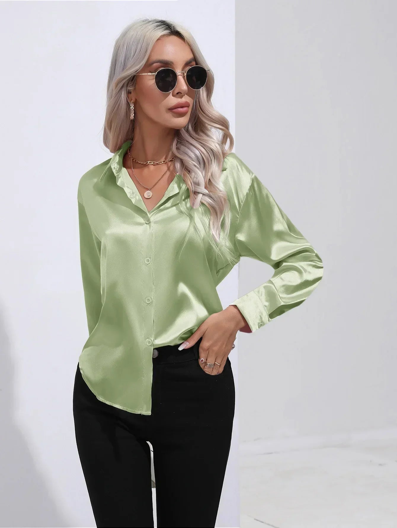 "Elegante satijnen blouse voor dames met glanzende afwerking en lange mouwen, perfect voor zakelijke en avondoutfits."