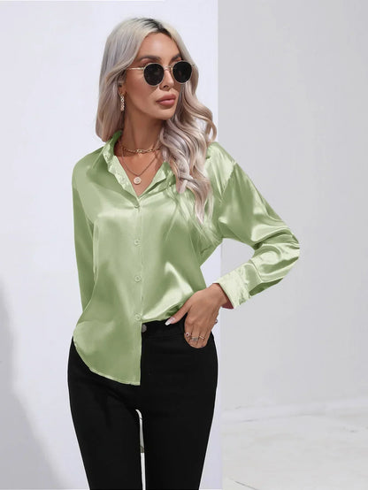 "Elegante satijnen blouse voor dames met glanzende afwerking en lange mouwen, perfect voor zakelijke en avondoutfits."