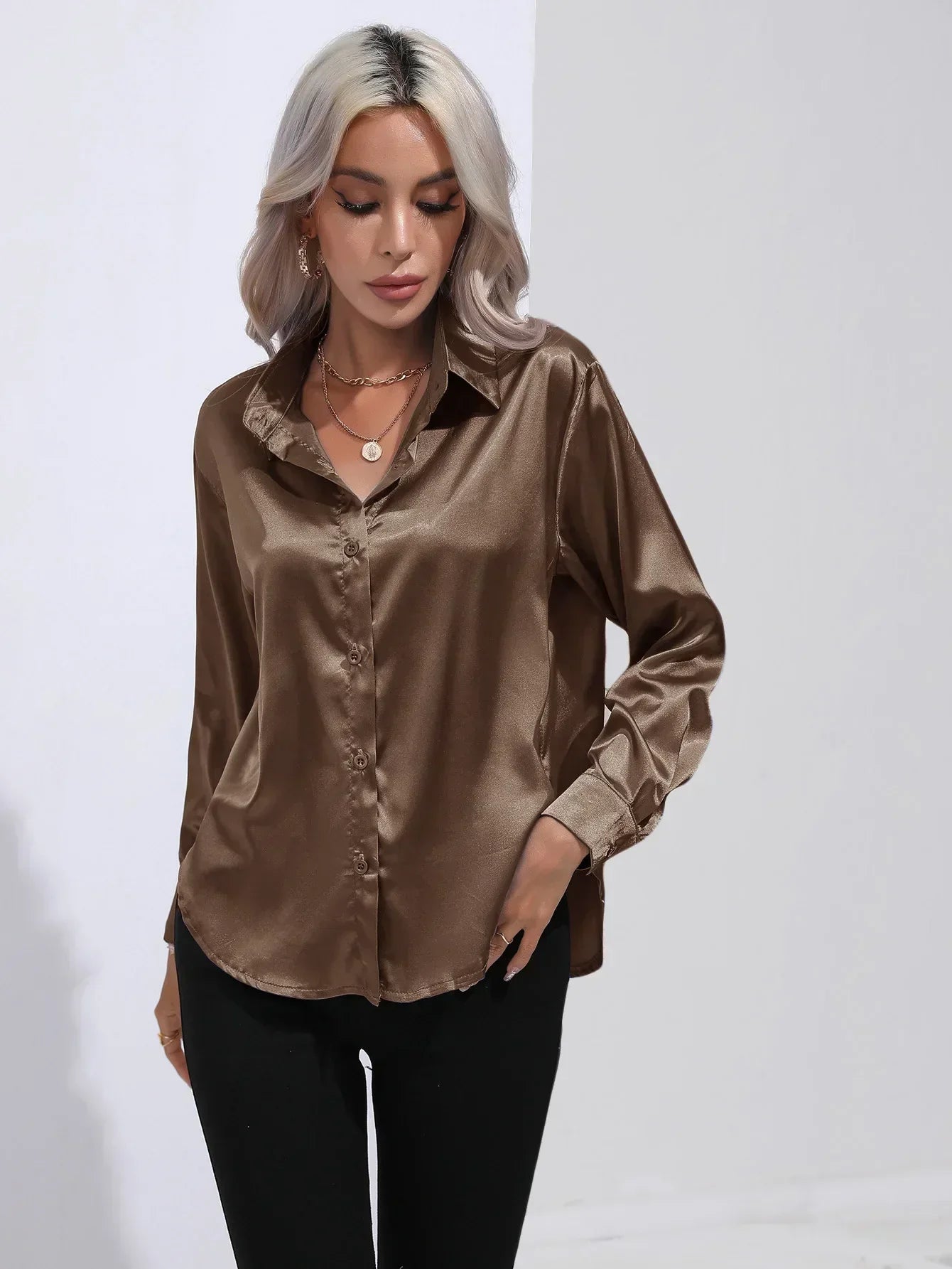 "Elegante satijnen blouse voor dames met glanzende afwerking en lange mouwen, perfect voor zakelijke en avondoutfits."