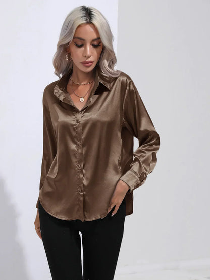 "Elegante satijnen blouse voor dames met glanzende afwerking en lange mouwen, perfect voor zakelijke en avondoutfits."