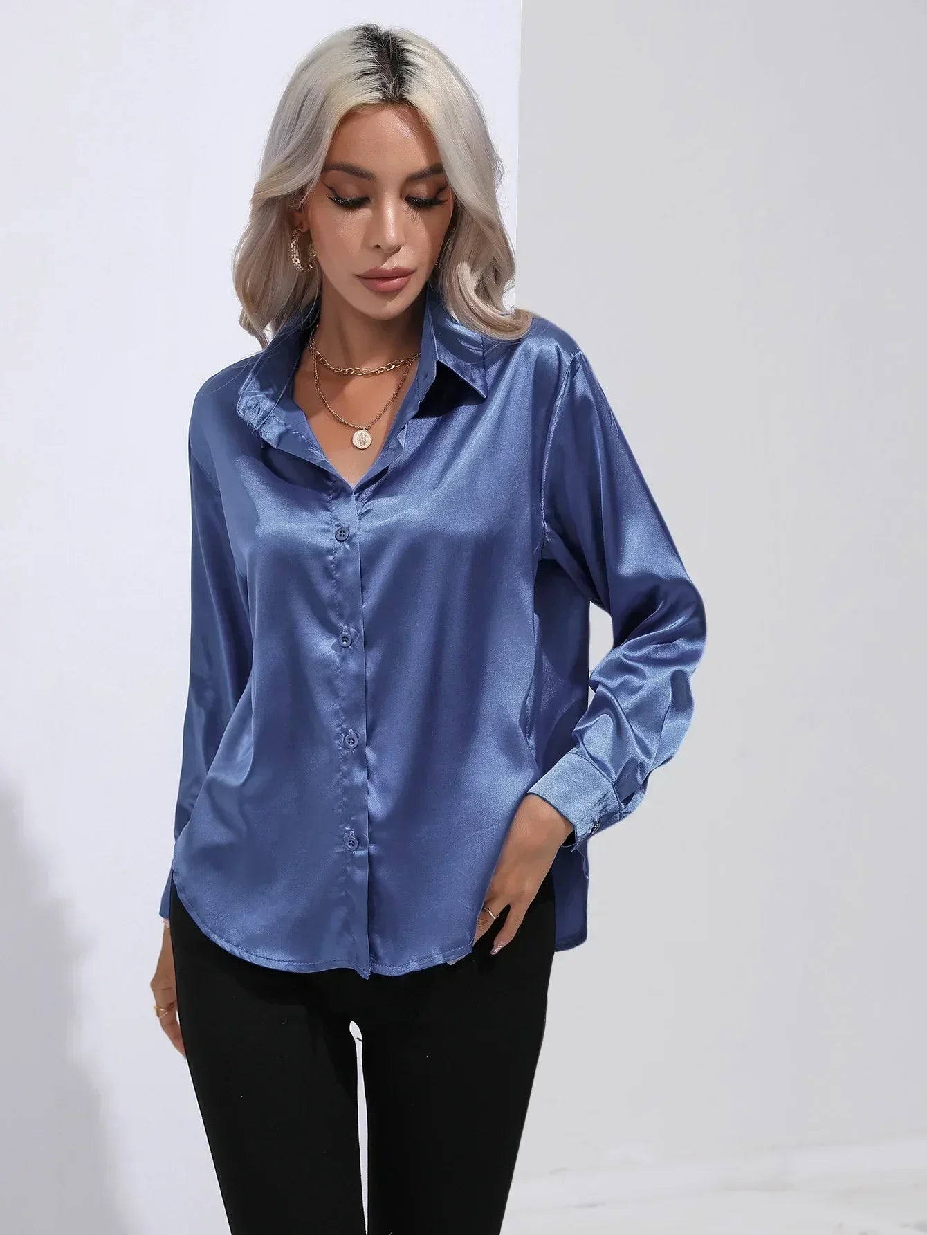 "Elegante satijnen blouse voor dames met glanzende afwerking en lange mouwen, perfect voor zakelijke en avondoutfits."
