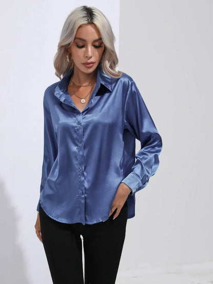 "Elegante satijnen blouse voor dames met glanzende afwerking en lange mouwen, perfect voor zakelijke en avondoutfits."