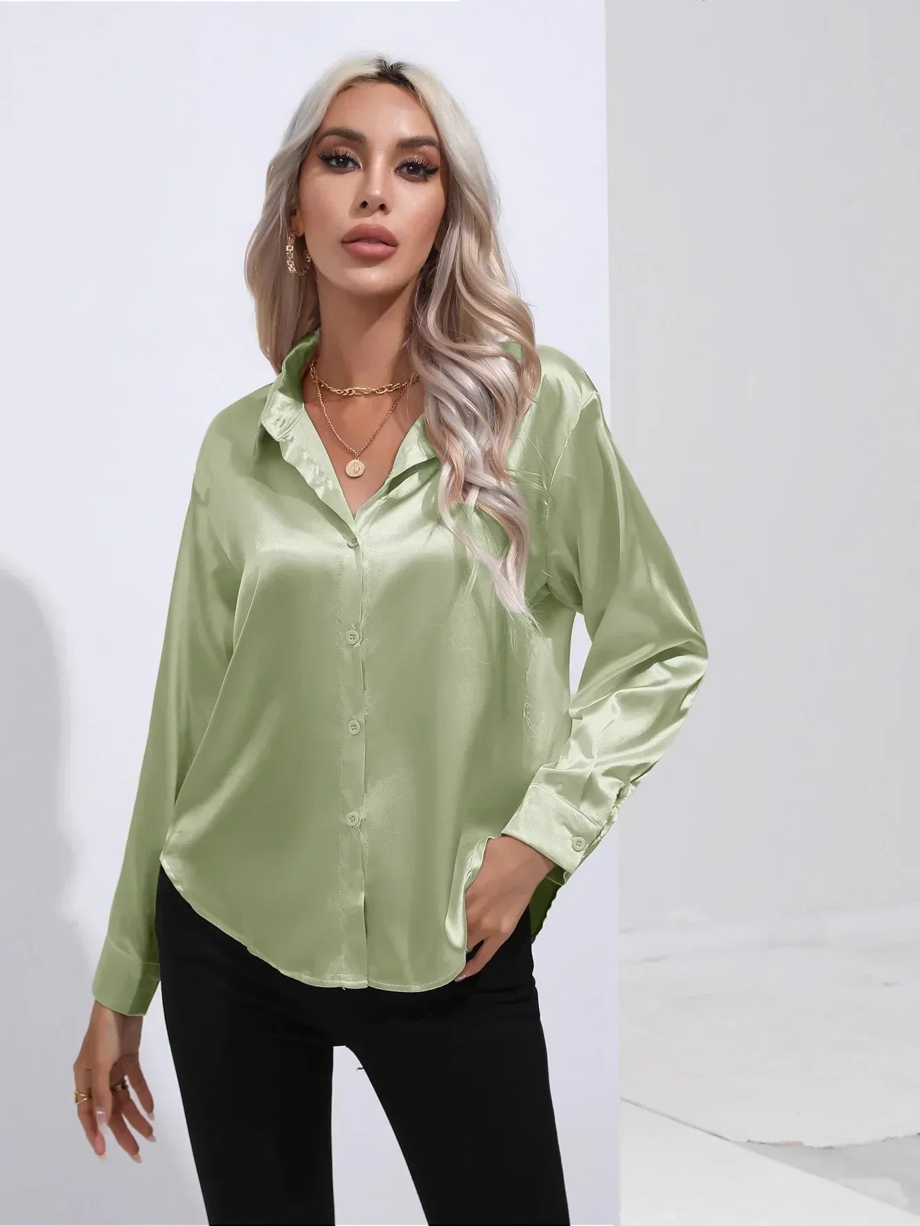 "Elegante satijnen blouse voor dames met glanzende afwerking en lange mouwen, perfect voor zakelijke en avondoutfits."