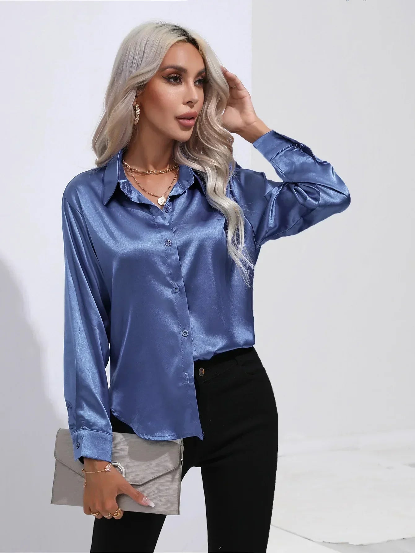 "Elegante satijnen blouse voor dames met glanzende afwerking en lange mouwen, perfect voor zakelijke en avondoutfits."