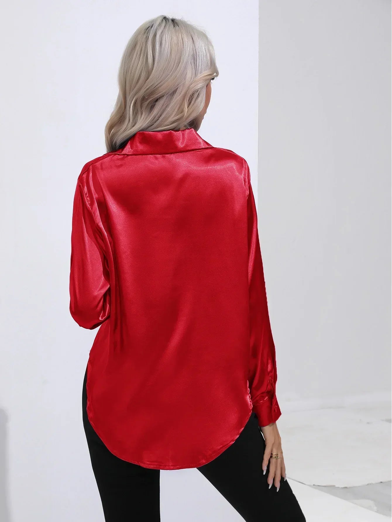 "Elegante satijnen blouse voor dames met glanzende afwerking en lange mouwen, perfect voor zakelijke en avondoutfits."