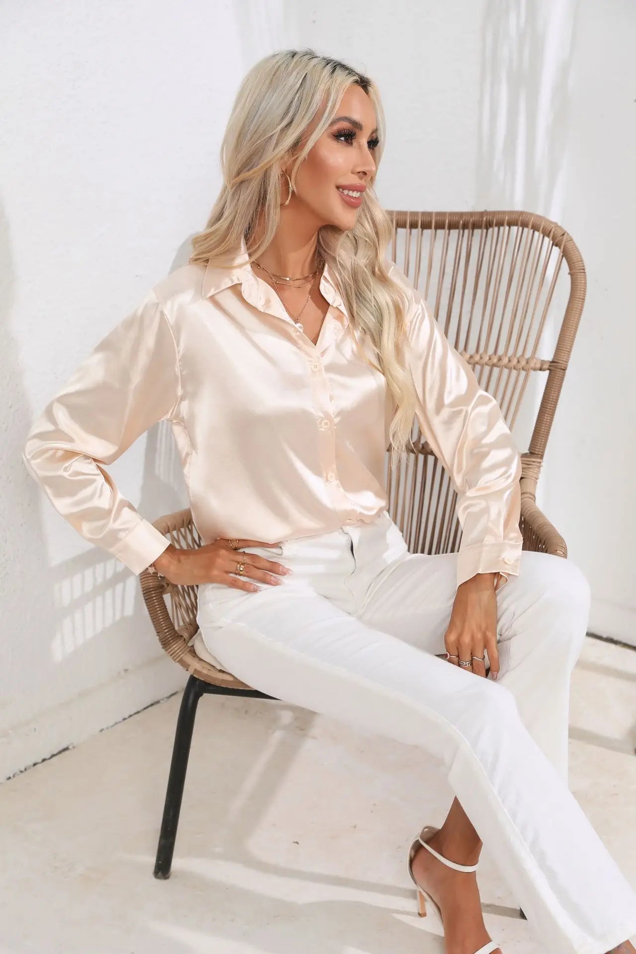 "Elegante satijnen blouse voor dames met glanzende afwerking en lange mouwen, perfect voor zakelijke en avondoutfits."