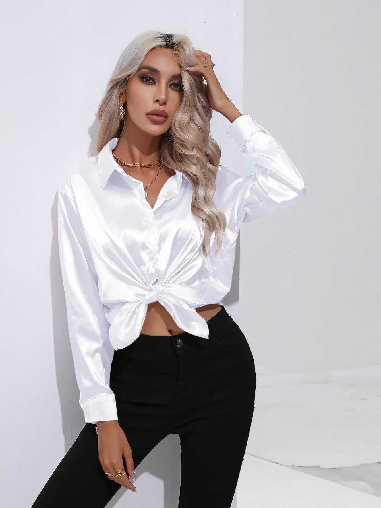 "Elegante satijnen blouse voor dames met glanzende afwerking en lange mouwen, perfect voor zakelijke en avondoutfits."