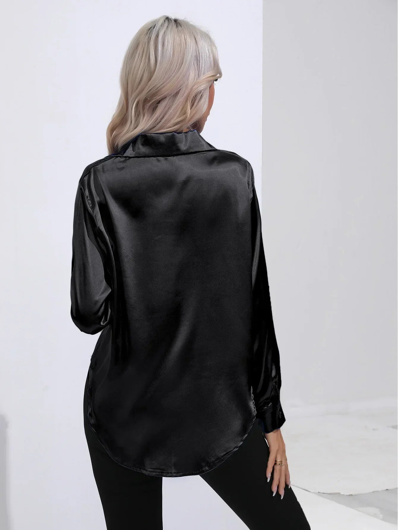 "Elegante satijnen blouse voor dames met glanzende afwerking en lange mouwen, perfect voor zakelijke en avondoutfits."