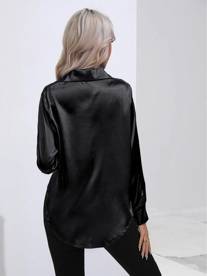 "Elegante satijnen blouse voor dames met glanzende afwerking en lange mouwen, perfect voor zakelijke en avondoutfits."