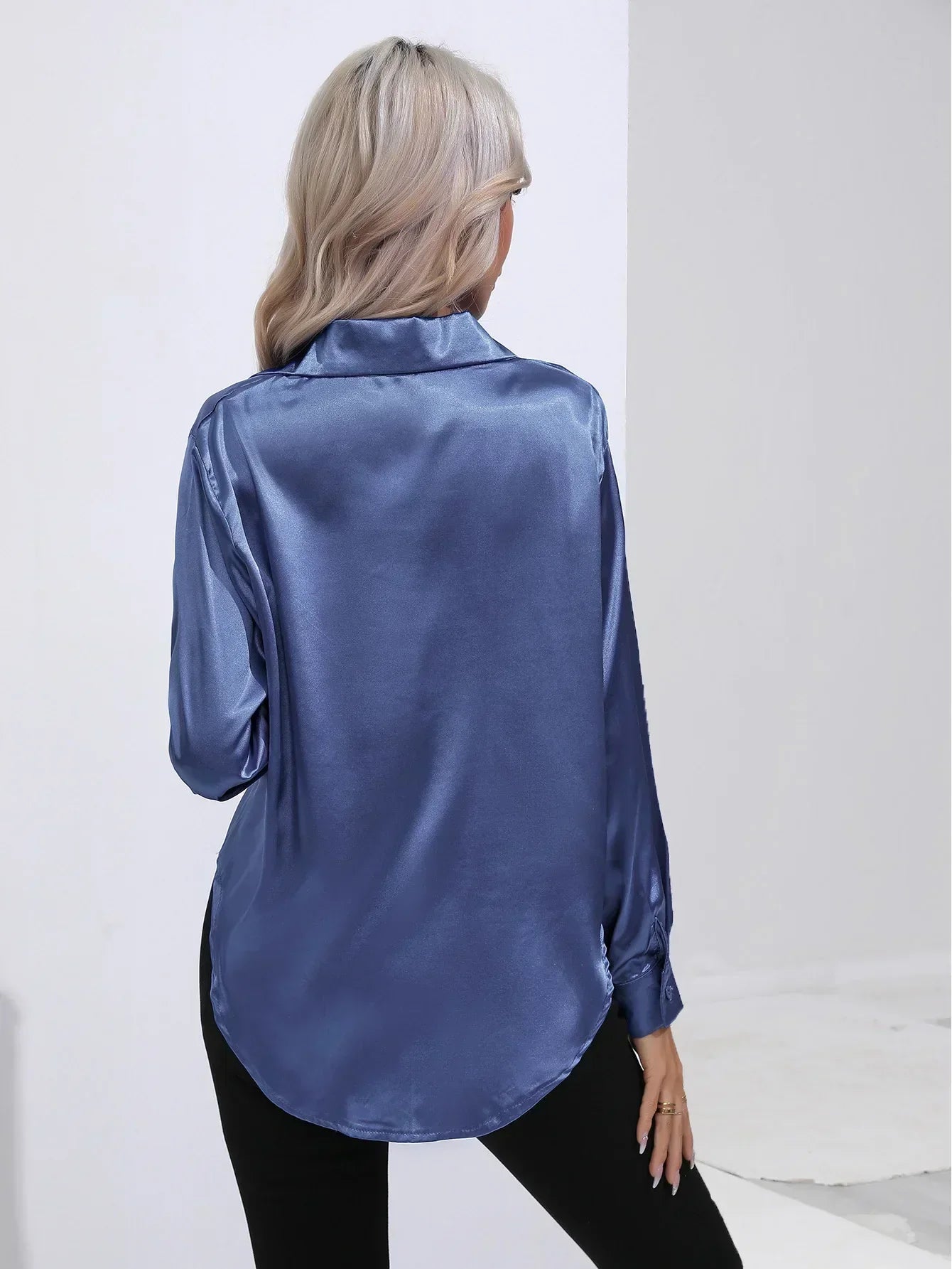 "Elegante satijnen blouse voor dames met glanzende afwerking en lange mouwen, perfect voor zakelijke en avondoutfits."