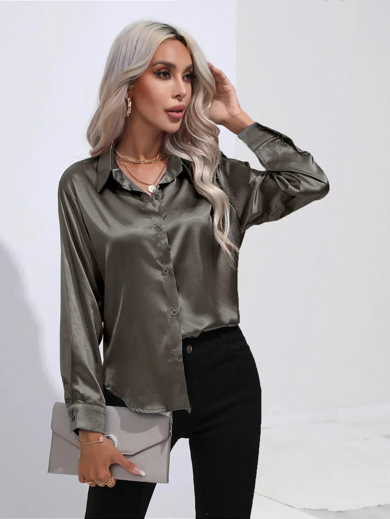"Elegante satijnen blouse voor dames met glanzende afwerking en lange mouwen, perfect voor zakelijke en avondoutfits."