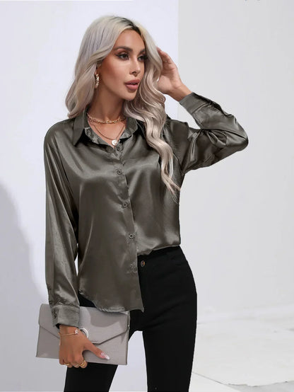"Elegante satijnen blouse voor dames met glanzende afwerking en lange mouwen, perfect voor zakelijke en avondoutfits."