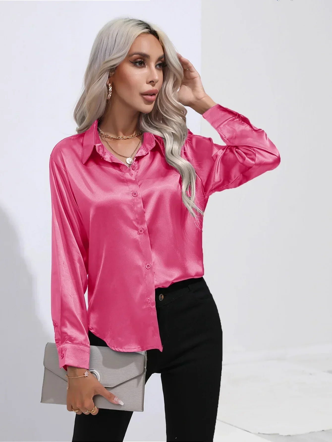 "Elegante satijnen blouse voor dames met glanzende afwerking en lange mouwen, perfect voor zakelijke en avondoutfits."