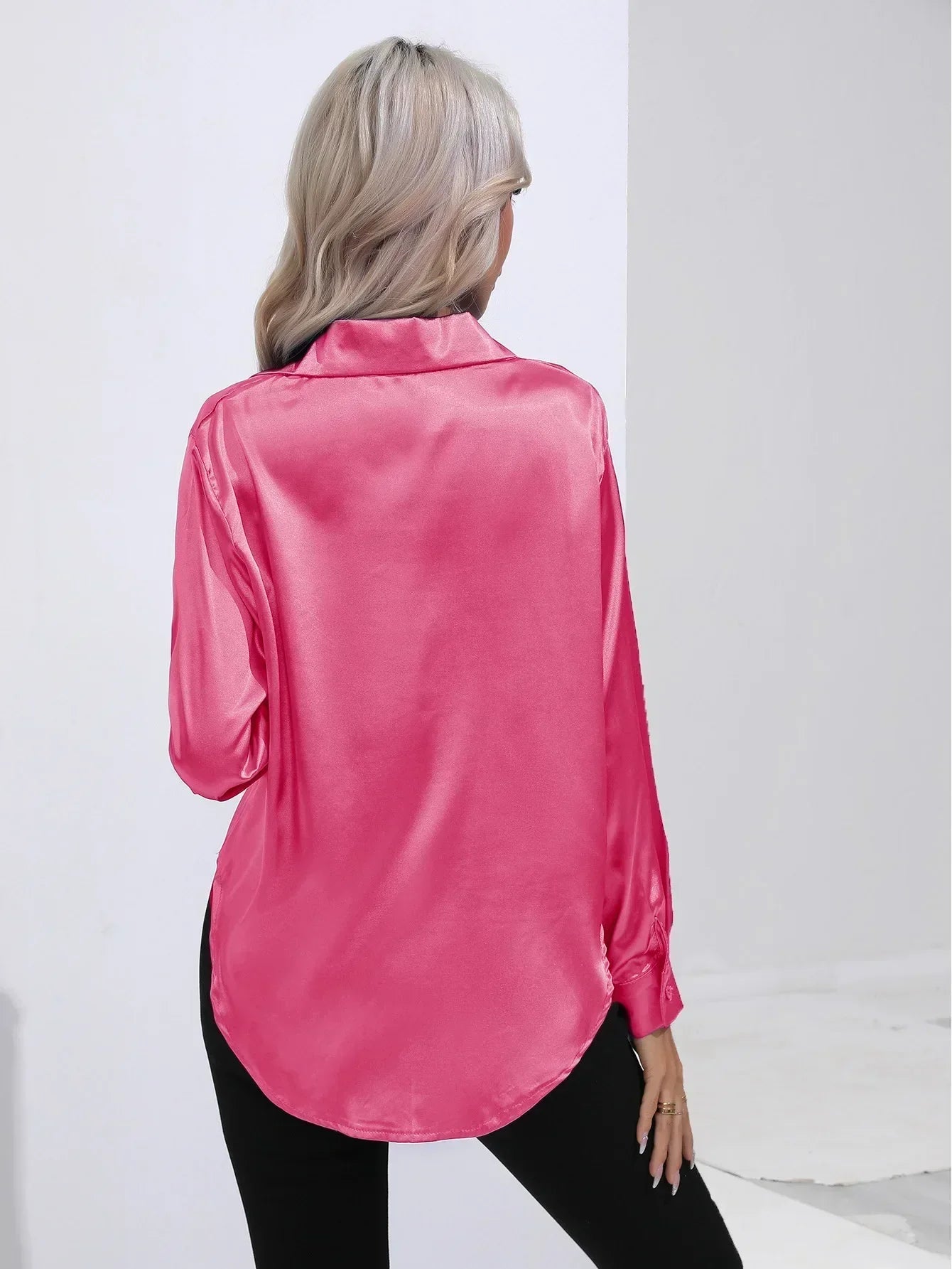 "Elegante satijnen blouse voor dames met glanzende afwerking en lange mouwen, perfect voor zakelijke en avondoutfits."