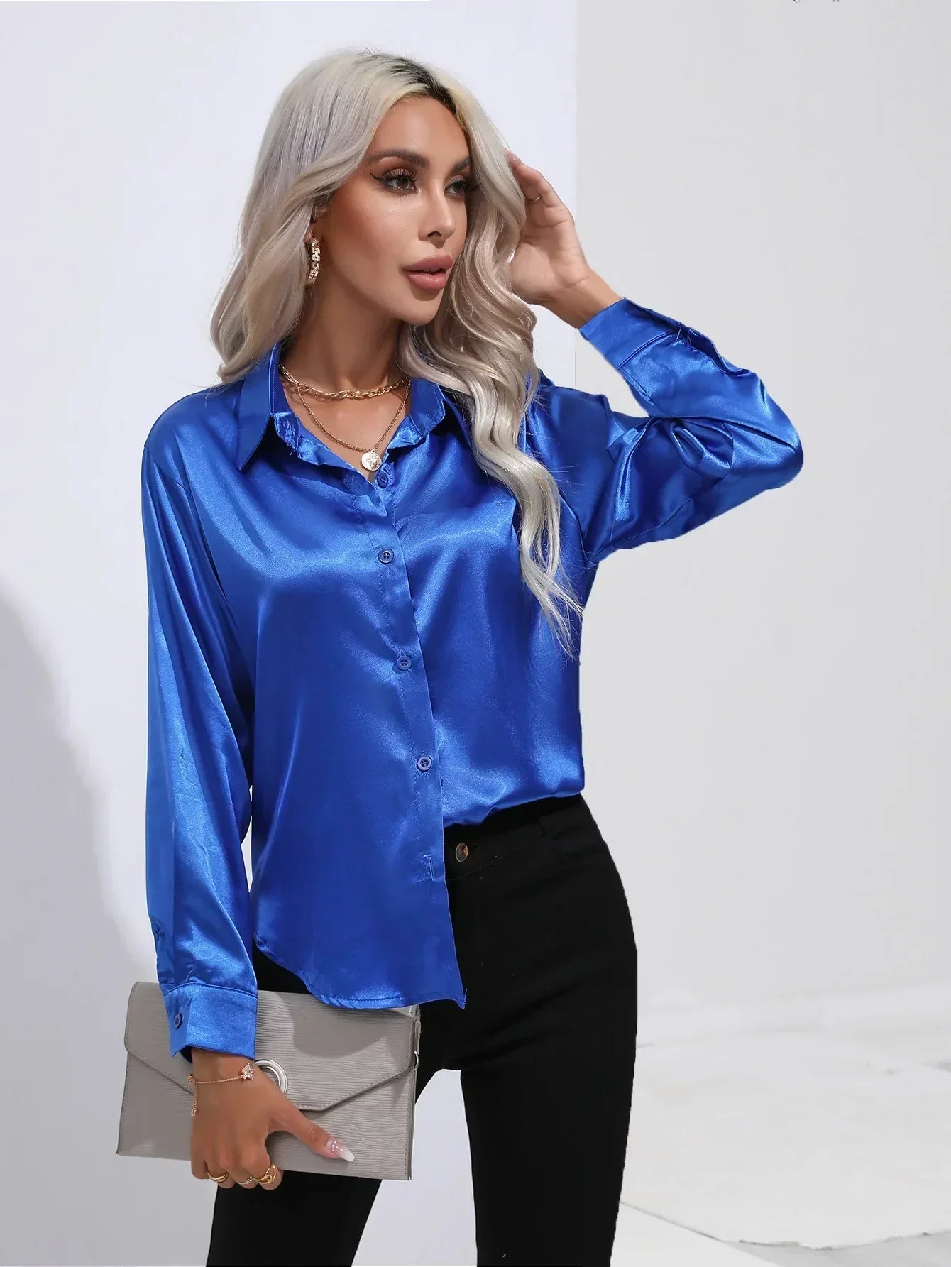 "Elegante satijnen blouse voor dames met glanzende afwerking en lange mouwen, perfect voor zakelijke en avondoutfits."