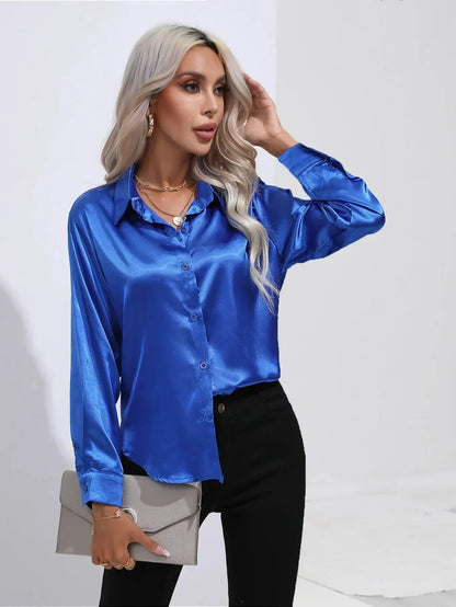 "Elegante satijnen blouse voor dames met glanzende afwerking en lange mouwen, perfect voor zakelijke en avondoutfits."