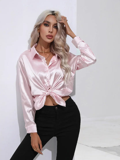 "Elegante satijnen blouse voor dames met glanzende afwerking en lange mouwen, perfect voor zakelijke en avondoutfits."