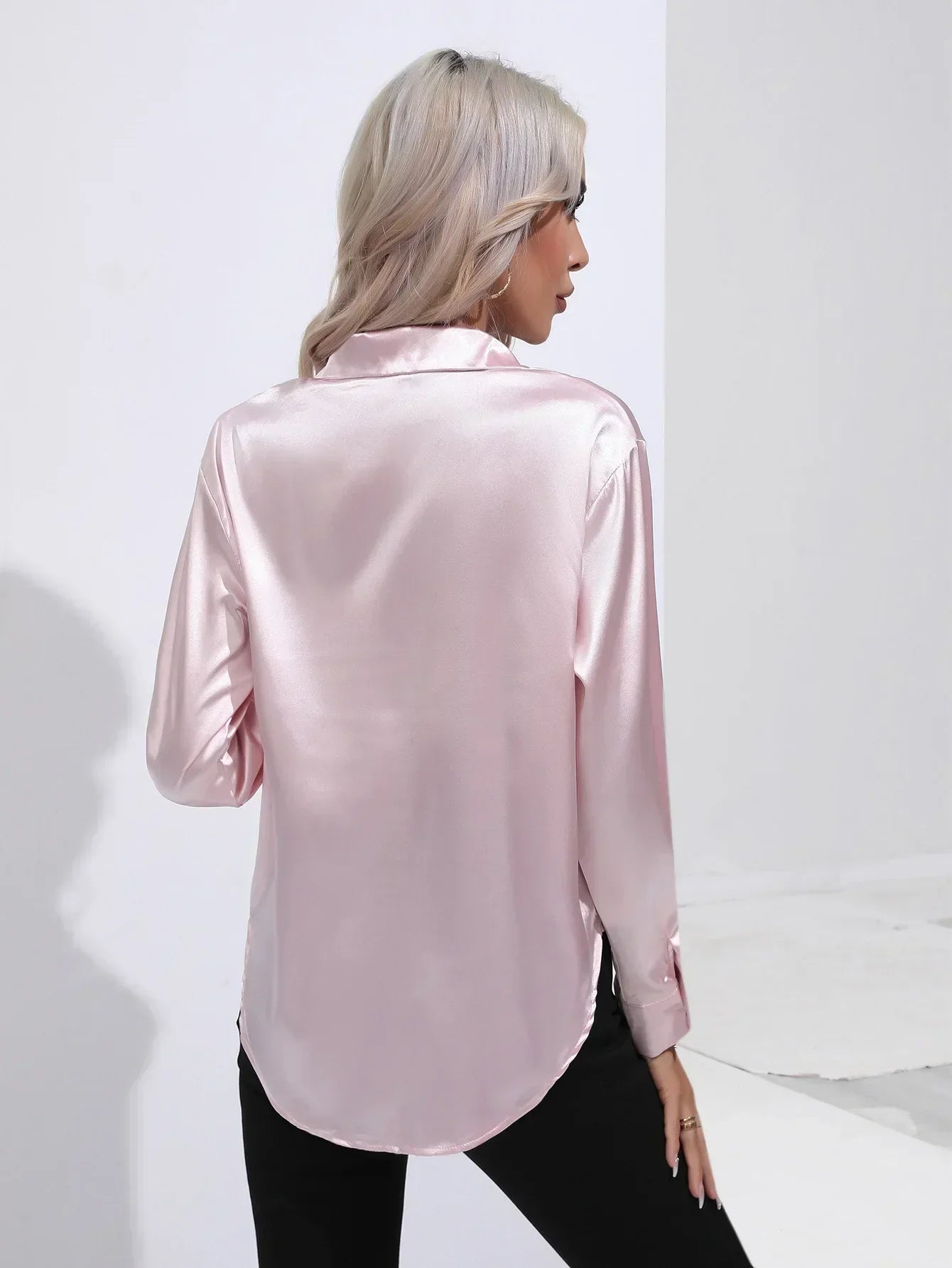 "Elegante satijnen blouse voor dames met glanzende afwerking en lange mouwen, perfect voor zakelijke en avondoutfits."