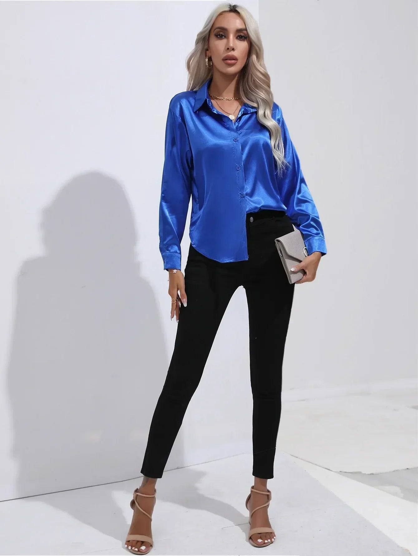 "Elegante satijnen blouse voor dames met glanzende afwerking en lange mouwen, perfect voor zakelijke en avondoutfits."