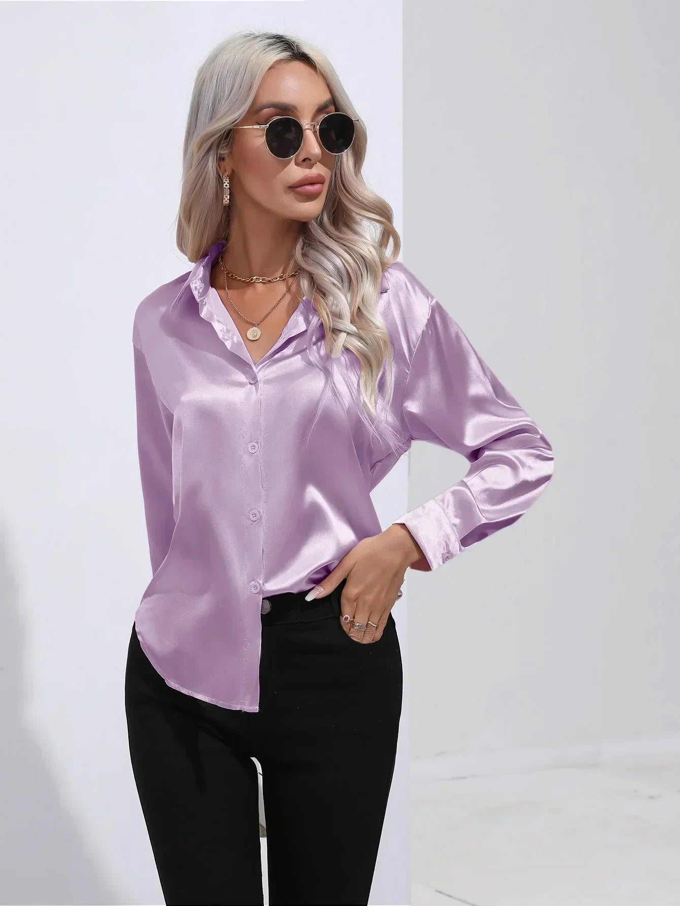 "Elegante satijnen blouse voor dames met glanzende afwerking en lange mouwen, perfect voor zakelijke en avondoutfits."