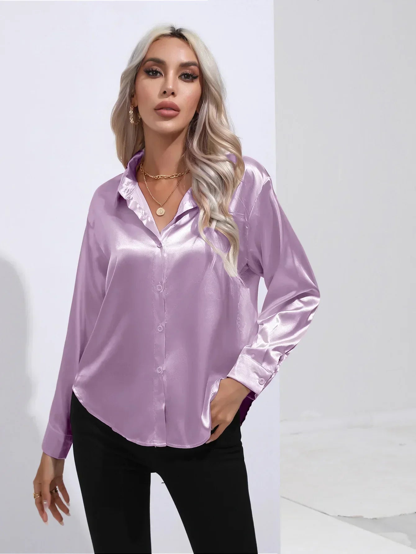 "Elegante satijnen blouse voor dames met glanzende afwerking en lange mouwen, perfect voor zakelijke en avondoutfits."