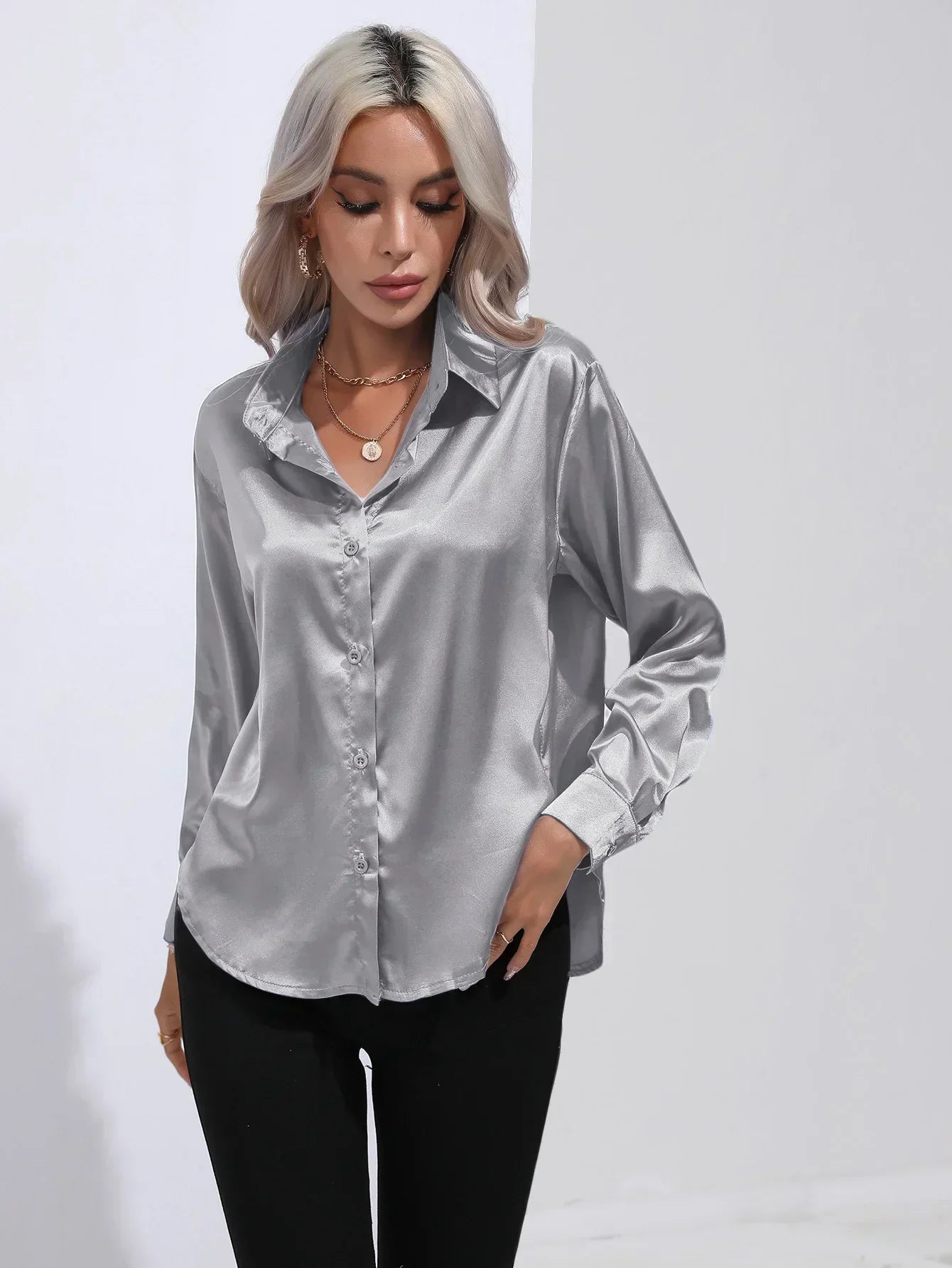 "Elegante satijnen blouse voor dames met glanzende afwerking en lange mouwen, perfect voor zakelijke en avondoutfits."