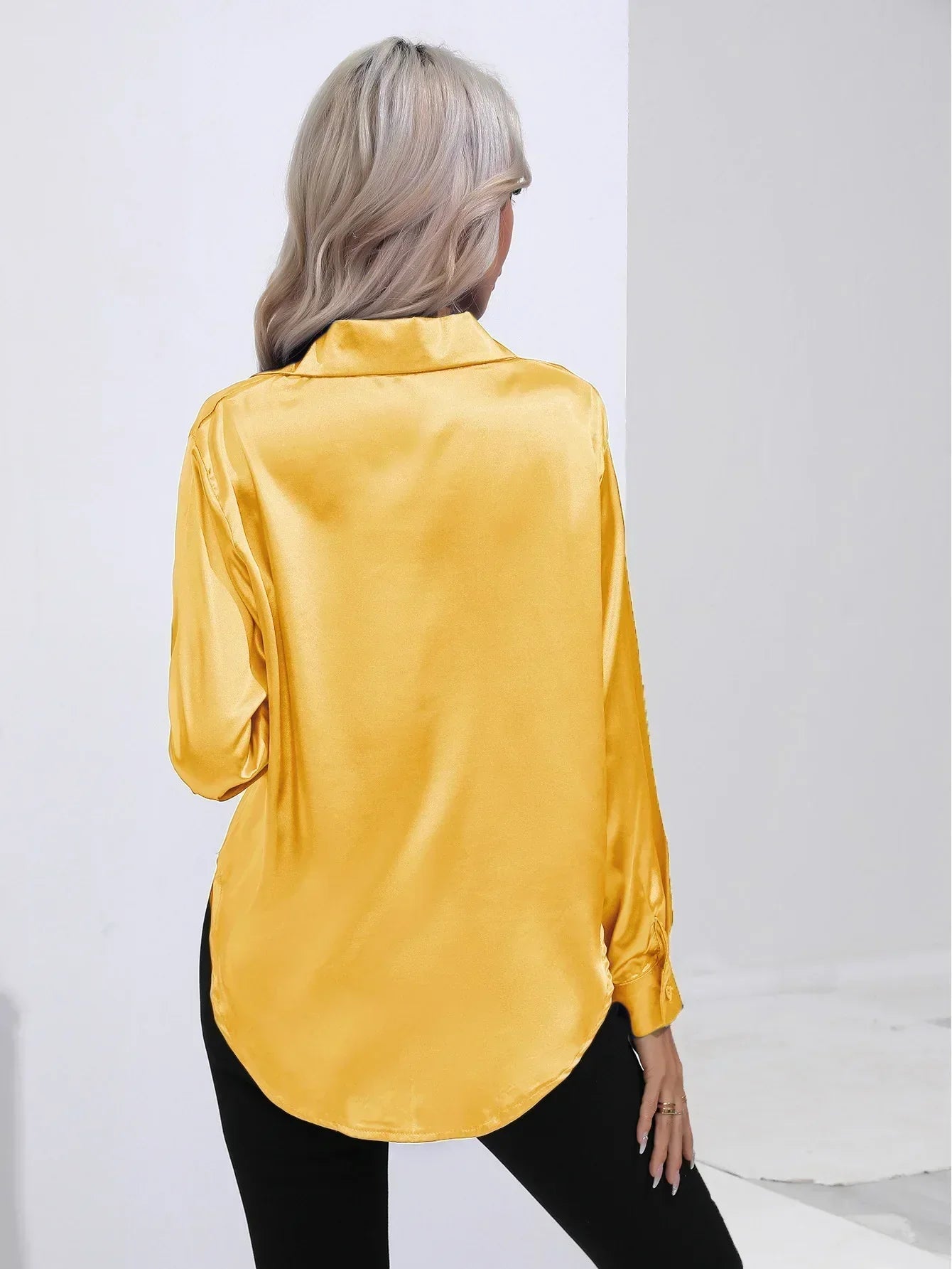 "Elegante satijnen blouse voor dames met glanzende afwerking en lange mouwen, perfect voor zakelijke en avondoutfits."