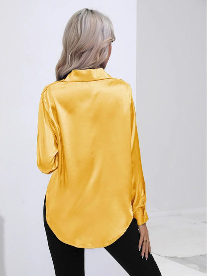 "Elegante satijnen blouse voor dames met glanzende afwerking en lange mouwen, perfect voor zakelijke en avondoutfits."