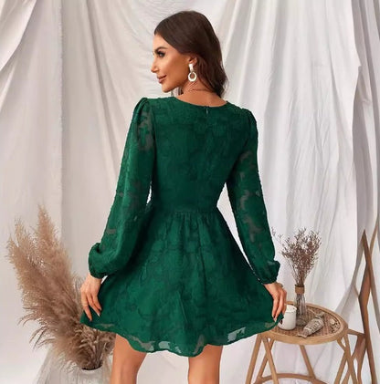 "Elegante satijnen jurk voor dames met korte pofmouwen en V-hals in diverse rijke kleuren, ideaal voor elke gelegenheid"