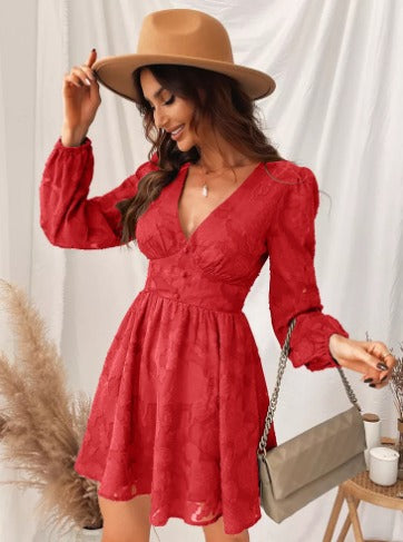 "Elegante satijnen jurk voor dames met korte pofmouwen en V-hals in diverse rijke kleuren, ideaal voor elke gelegenheid"