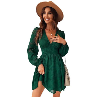 "Elegante satijnen jurk voor dames met korte pofmouwen en V-hals in diverse rijke kleuren, ideaal voor elke gelegenheid"