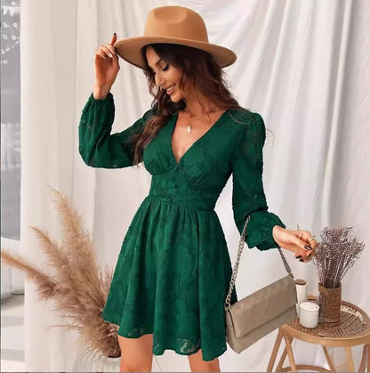 "Elegante satijnen jurk voor dames met korte pofmouwen en V-hals in diverse rijke kleuren, ideaal voor elke gelegenheid"