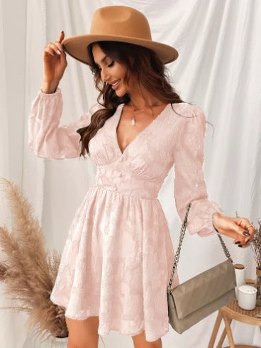 "Elegante satijnen jurk voor dames met korte pofmouwen en V-hals in diverse rijke kleuren, ideaal voor elke gelegenheid"