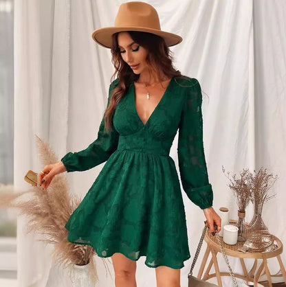 "Elegante satijnen jurk voor dames met korte pofmouwen en V-hals in diverse rijke kleuren, ideaal voor elke gelegenheid"