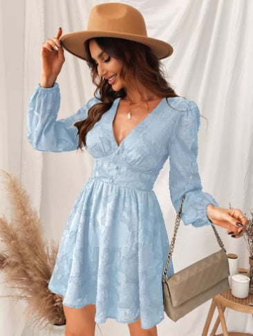 "Elegante satijnen jurk voor dames met korte pofmouwen en V-hals in diverse rijke kleuren, ideaal voor elke gelegenheid"