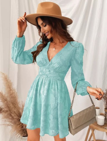 "Elegante satijnen jurk voor dames met korte pofmouwen en V-hals in diverse rijke kleuren, ideaal voor elke gelegenheid"