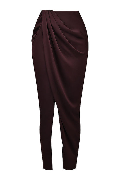"Elegante satijnen Odette set met corset-top en maxirok, luxe diepe tinten voor stijlvolle vrouwelijke uitstraling."
