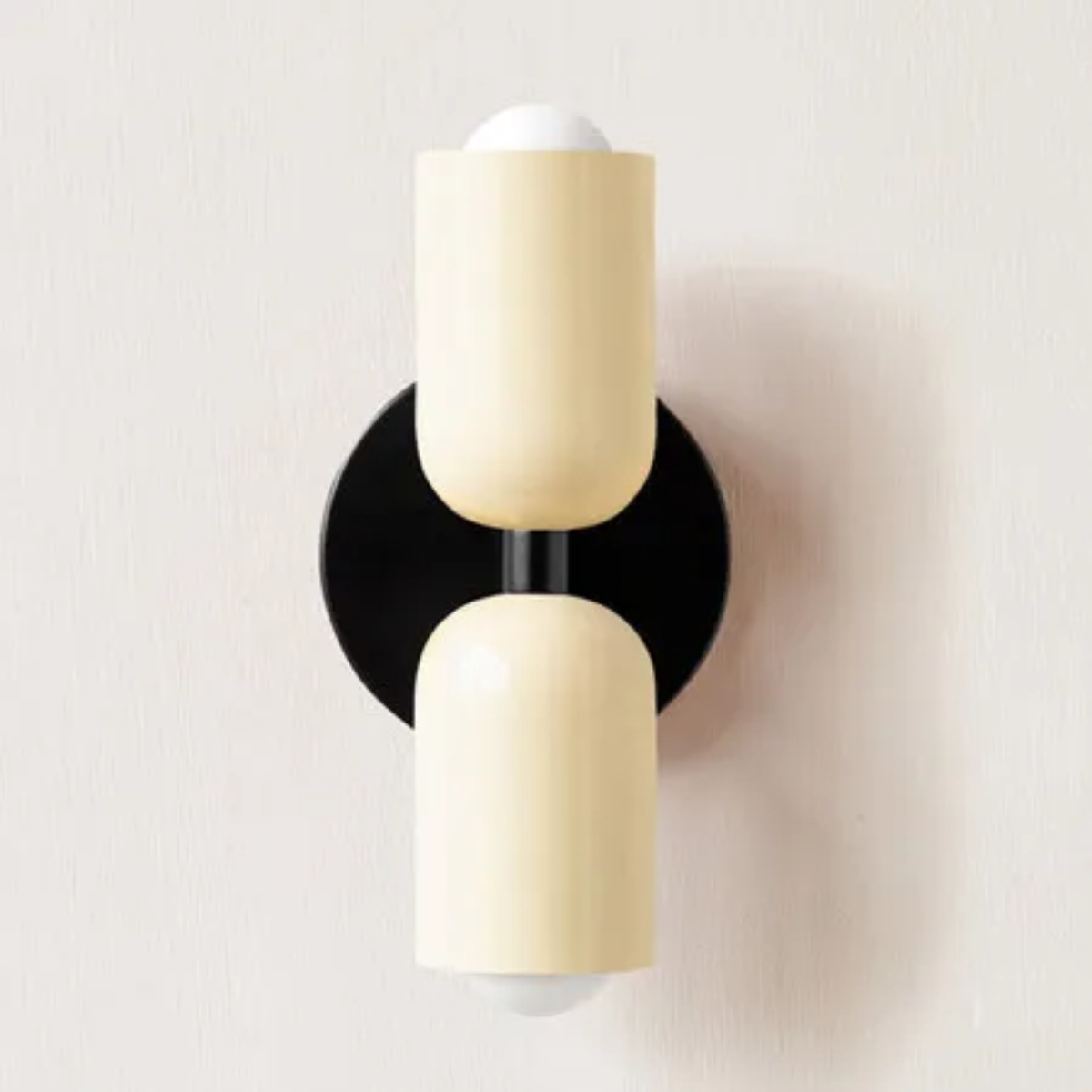 "Elegante Scandinavisch ontworpen wandlamp met LED, verkrijgbaar in meerdere kleuren voor warmte en stijl in elk interieur."