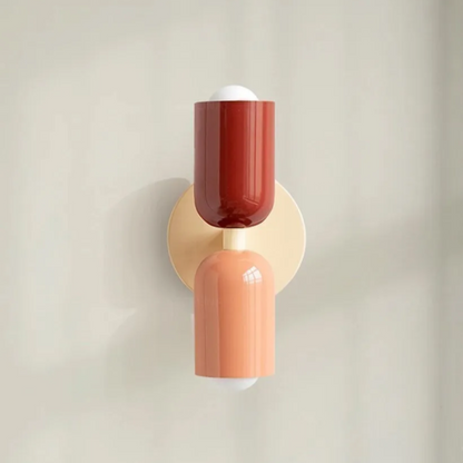 "Elegante Scandinavisch ontworpen wandlamp met LED, verkrijgbaar in meerdere kleuren voor warmte en stijl in elk interieur."