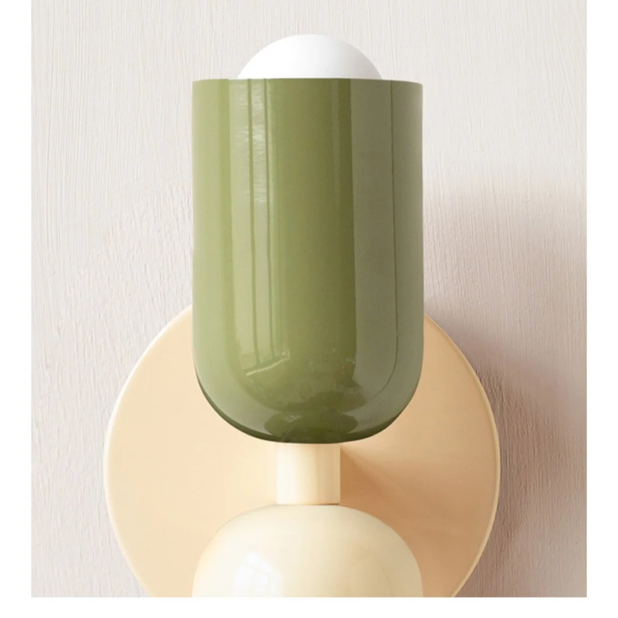 "Elegante Scandinavisch ontworpen wandlamp met LED, verkrijgbaar in meerdere kleuren voor warmte en stijl in elk interieur."