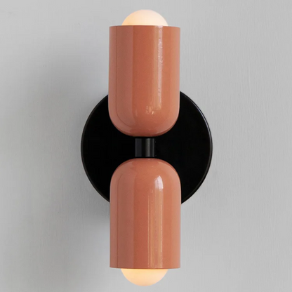 "Elegante Scandinavisch ontworpen wandlamp met LED, verkrijgbaar in meerdere kleuren voor warmte en stijl in elk interieur."
