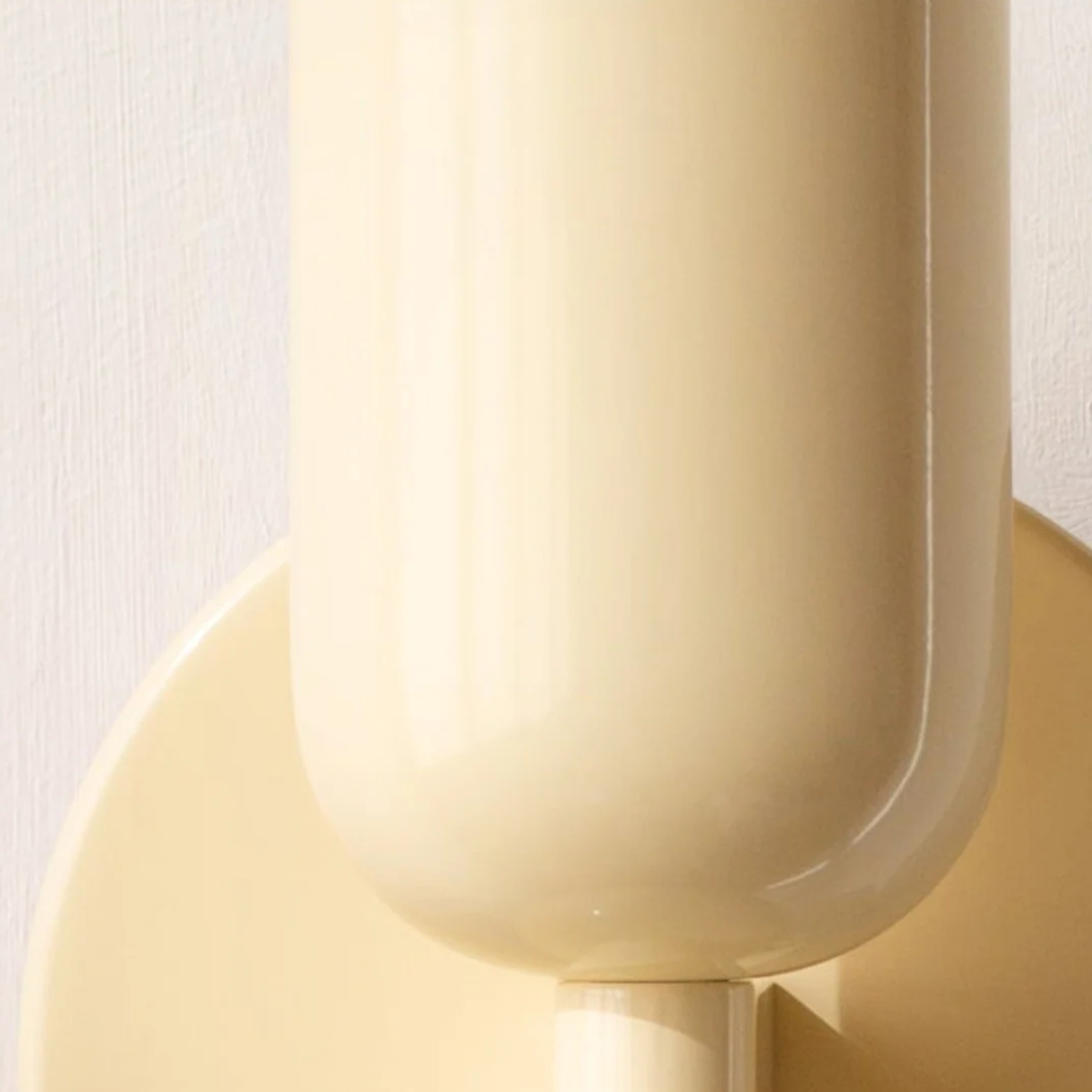"Elegante Scandinavisch ontworpen wandlamp met LED, verkrijgbaar in meerdere kleuren voor warmte en stijl in elk interieur."