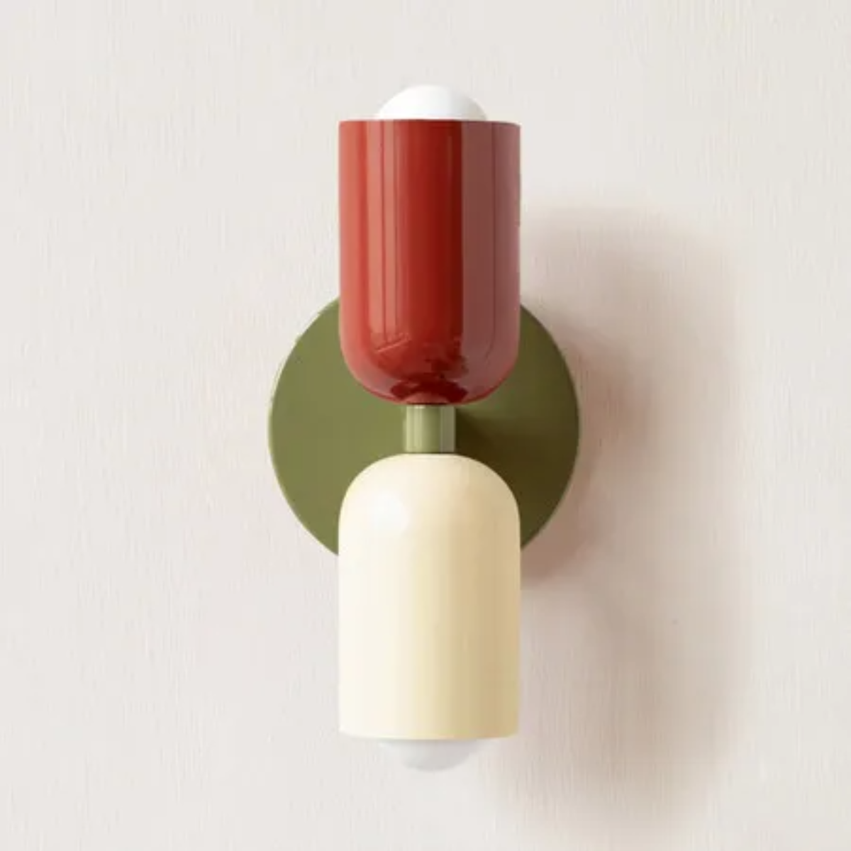 "Elegante Scandinavisch ontworpen wandlamp met LED, verkrijgbaar in meerdere kleuren voor warmte en stijl in elk interieur."