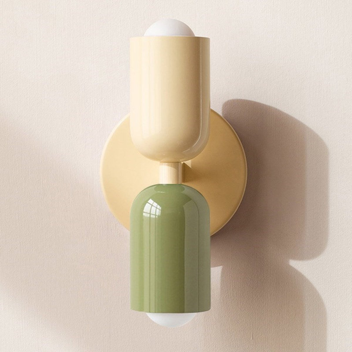 "Elegante Scandinavisch ontworpen wandlamp met LED, verkrijgbaar in meerdere kleuren voor warmte en stijl in elk interieur."